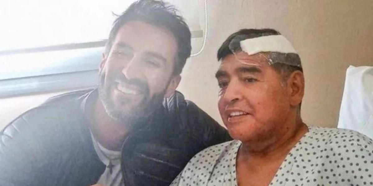 Médico Pedro Di Spagna junto a Diego Armando Maradona. 