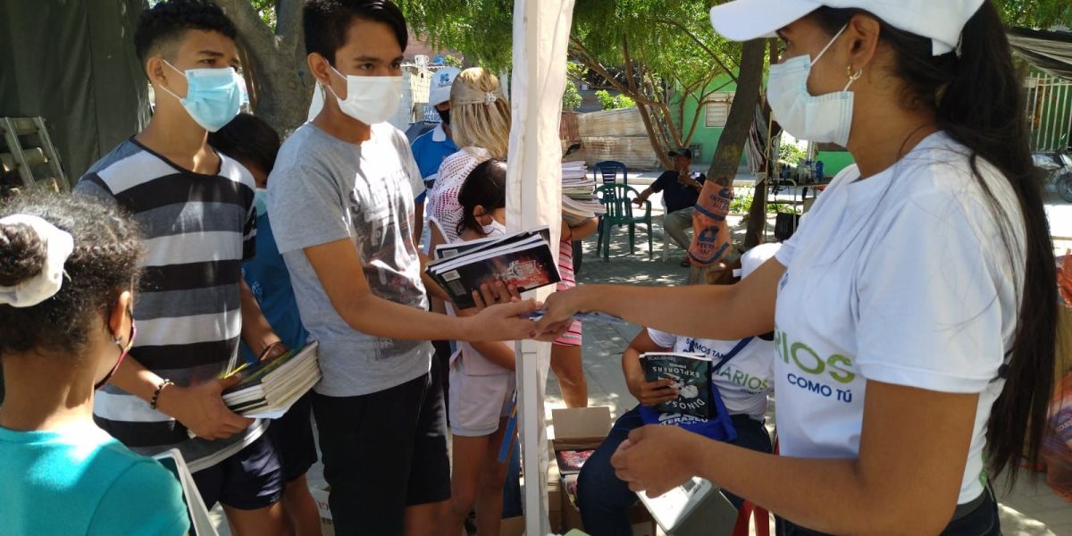 Interaseo En la campaña 'A tu lado', se intercambiaron objetos reciclables por alimentos.