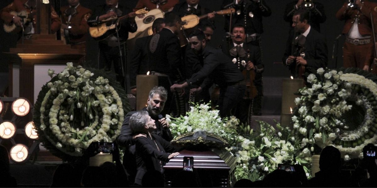 ASSOCIATED PRESS ría del Refugio Abarca, esposa de Vicente Fernández, y su hijo Alejandro Fernández Jr.