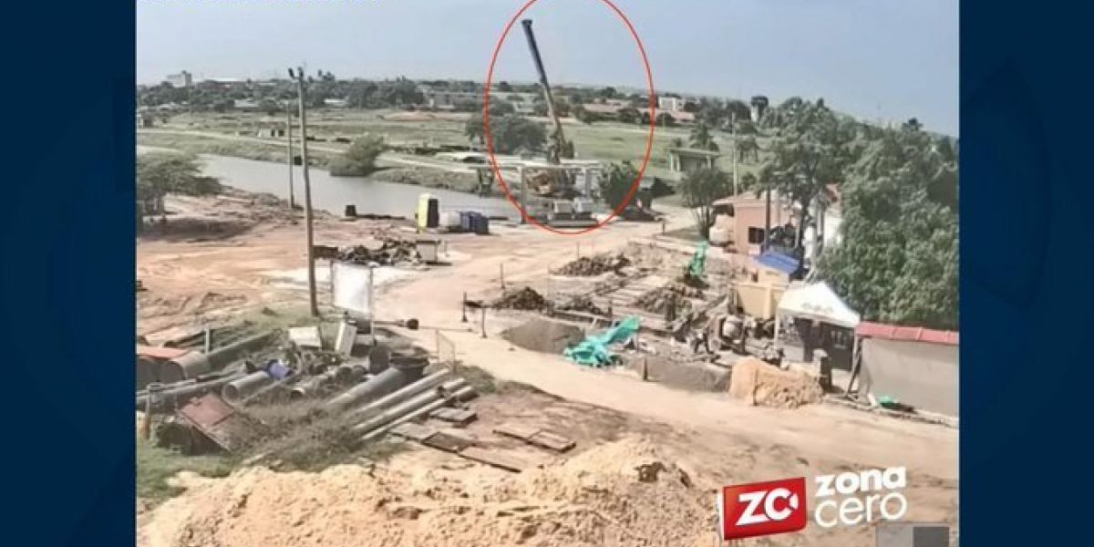 Zona Cero Esta fue la máquina pesada que cayó al agua.