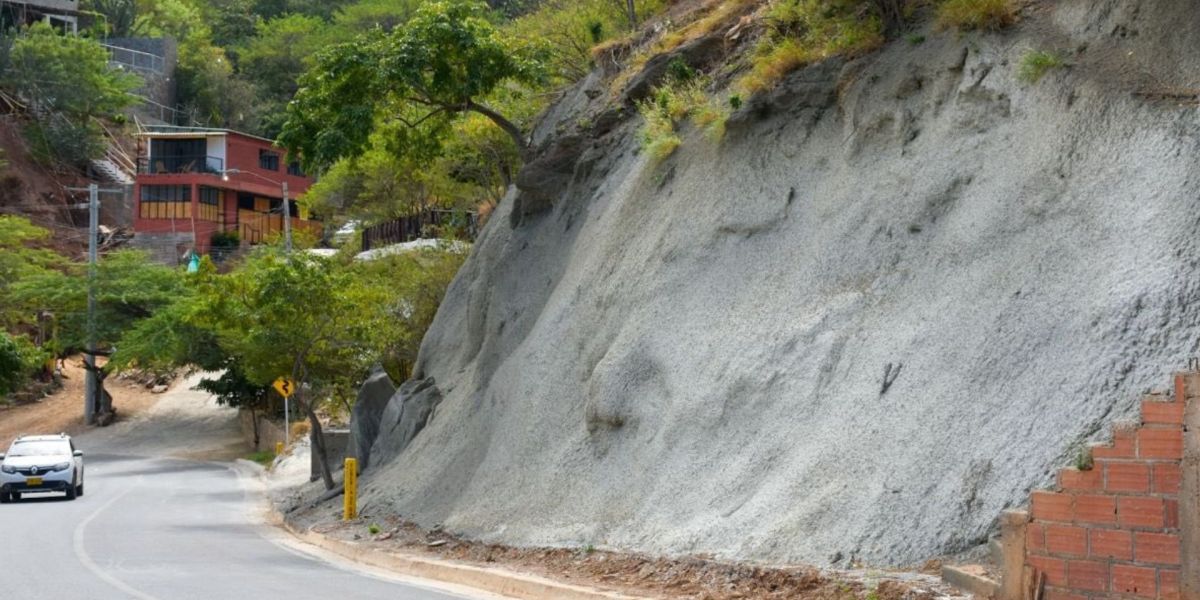 Muro de contención en la vía a Taganga.