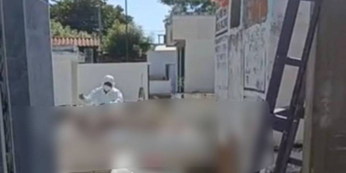 Plato Entérate Funcionarios de Medicina Legal realizando una necropsia al aire libre.