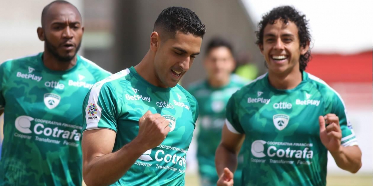 Pablo Sabbag, festejando el gol de tiro penal.