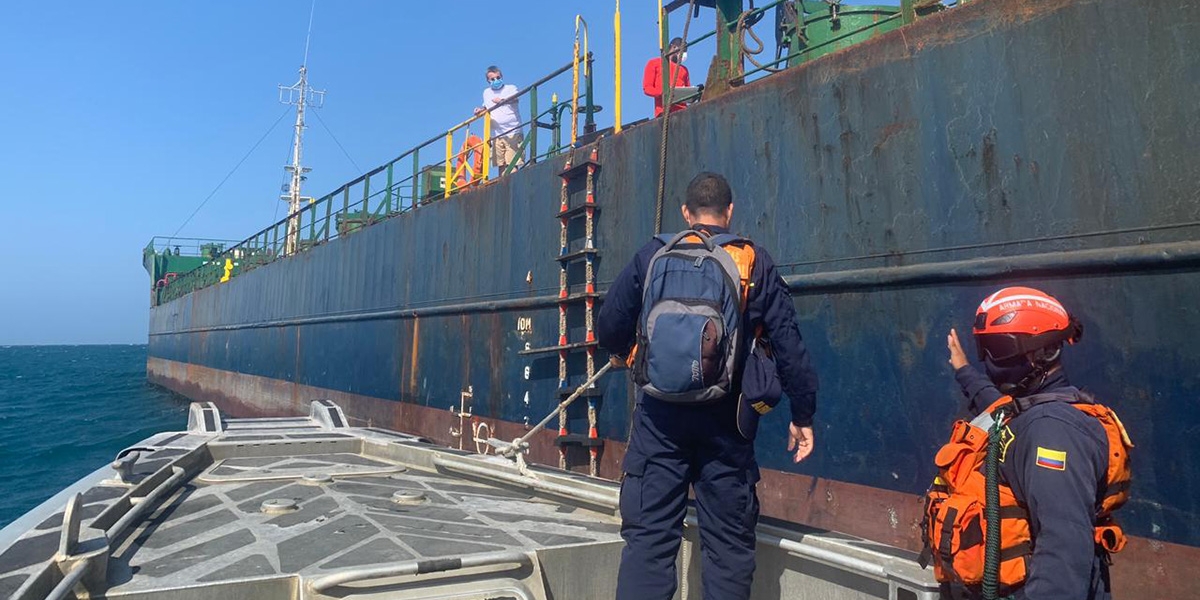 La capitanía de Puerto ha estado atenta a prestarle ayuda a los 15 marineros a bordo del buque carguero.