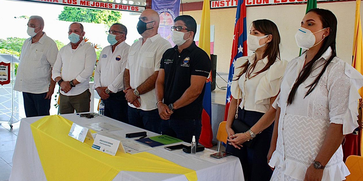 Al evento de la entrega de becas asistieron los rectores de las instituciones, el rector de la Unimagdalena, alcalde y comunidad retenera.