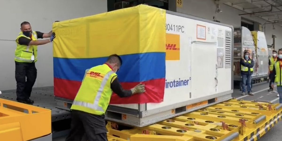 Minsalud En la tarde del sábado llegaron las vacunas de Sinovac.