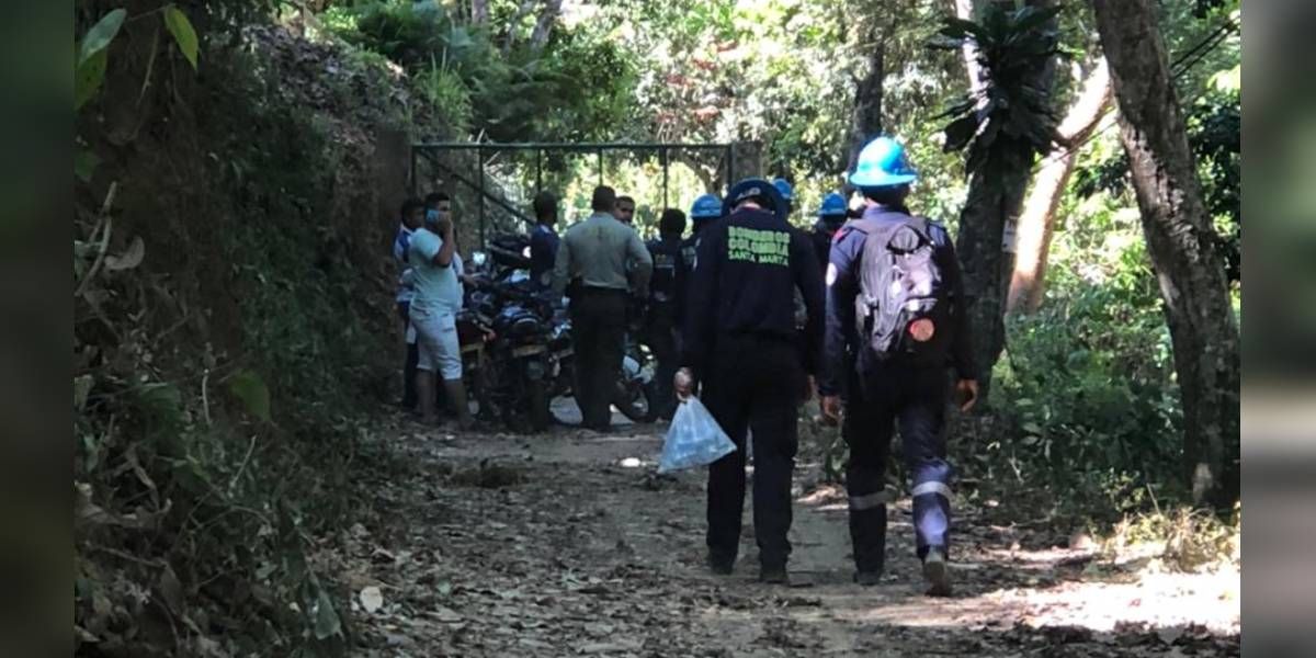 Autoridades en Minca en labores de rescate del cuerpo.