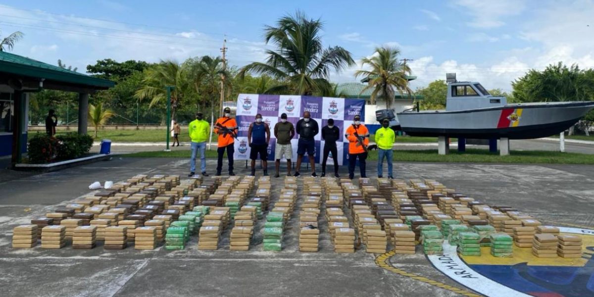 Armada Nacional Droga decomisada y los capturados en el operativo.