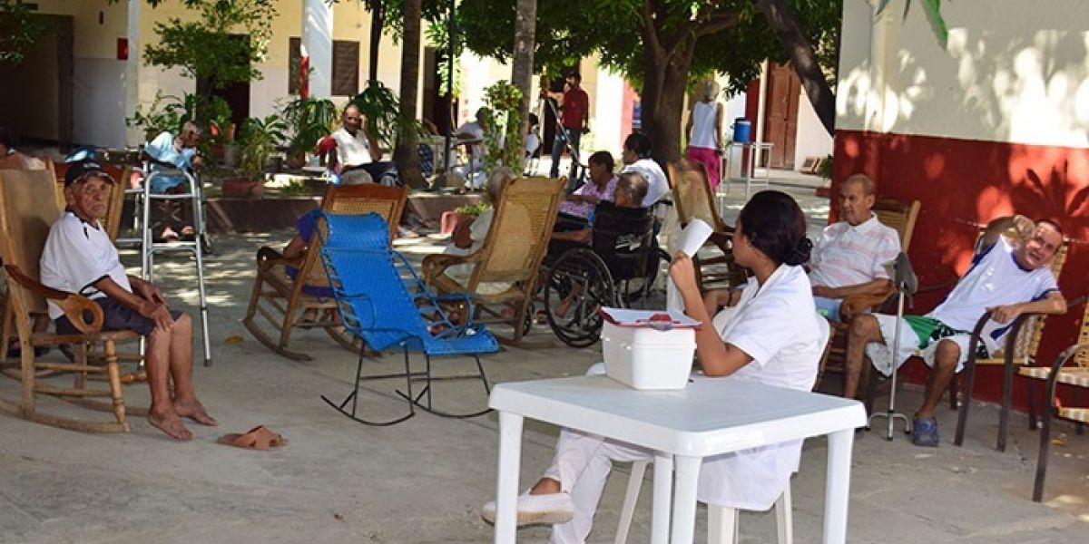 Archivo Los ancianos de hogares geriátricos serán los primeros en ser vacunados con Sinovac.