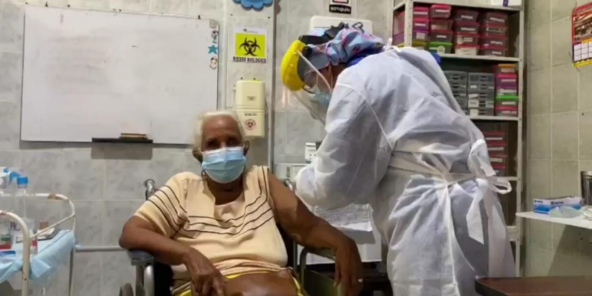 Belarmina Meneses, de 87 años, fue la primera barranquillera de la tercera edad vacunada. Zona Cero