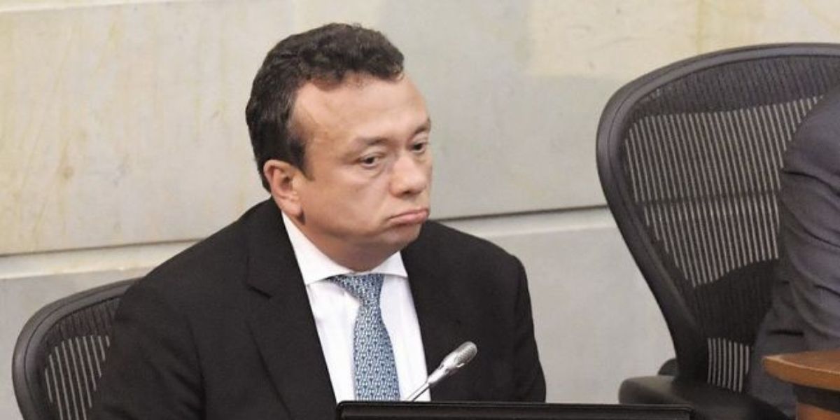 Eduardo Pulgar presentó su renuncia al Senado.