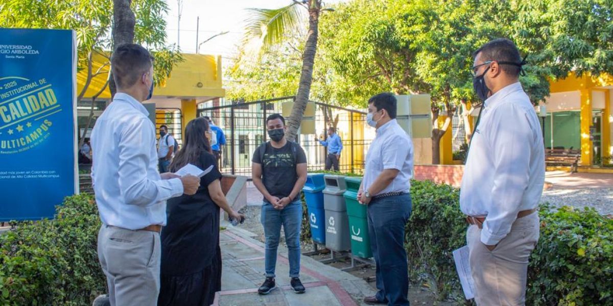 Alta Dirección, Decanos, Docentes y personal administrativo recibió a los Sergistas, al momento de ingresar al Campus.