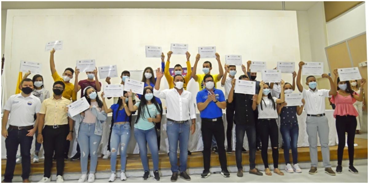 Firma del convenio en Plato cortesía