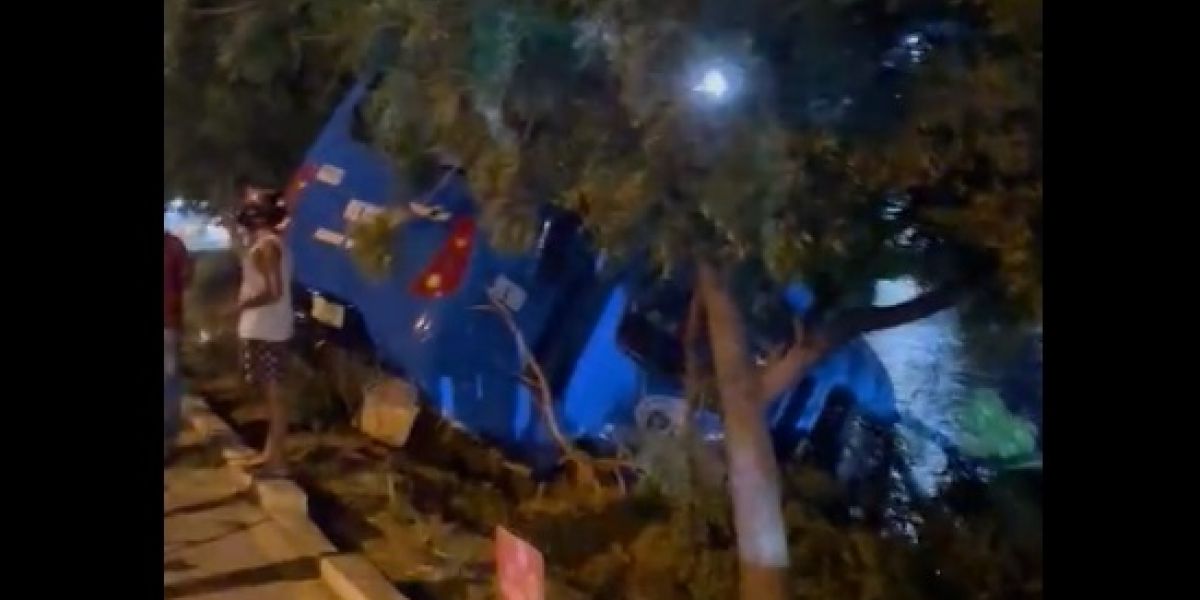 Captura de pantalla A las 8:30 p.m. aún no habían retirado la buseta.