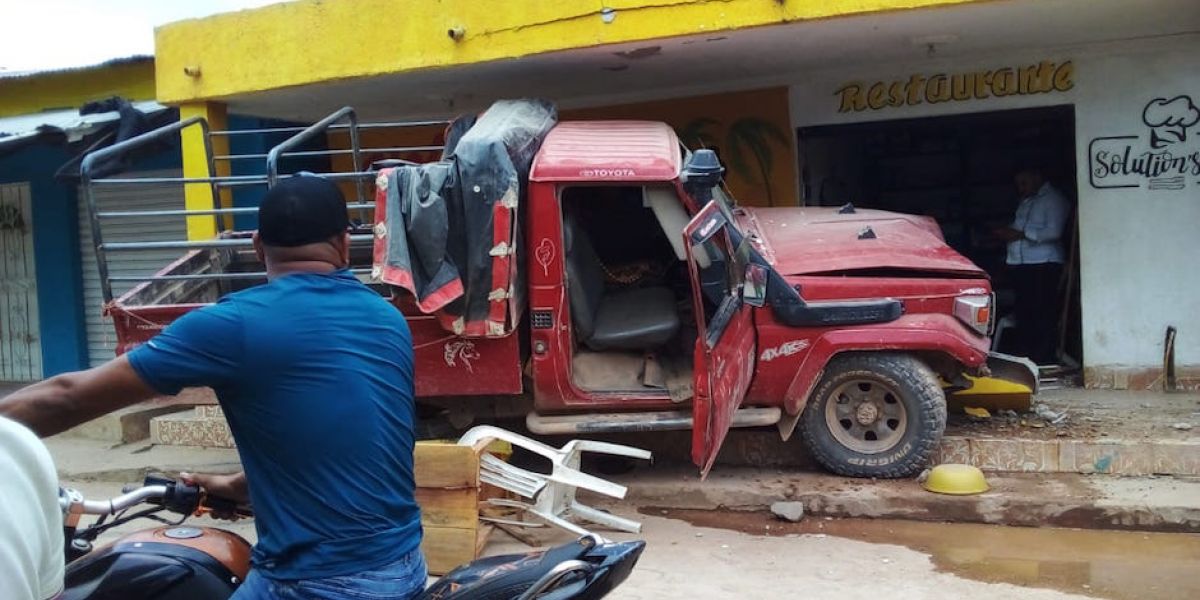 Este fue el vehículo que chocó violentamente contra la fachada del restaurante.