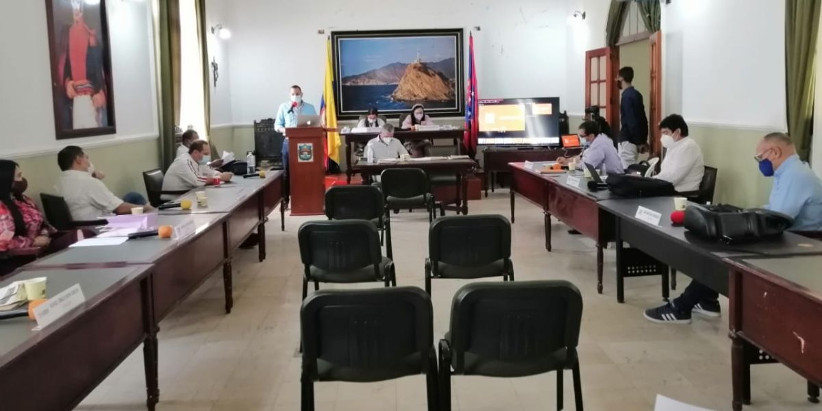 El secretario de Educación estuvo en el recinto de la Asamblea. 