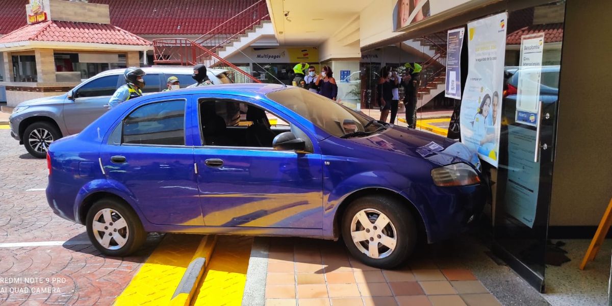 Cortesía El vehículo involucrado en el accidente chocó contra la fachada del banco.