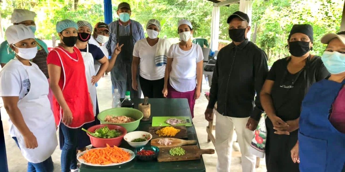 Cocina con pobladores de la Sierra Nevada.