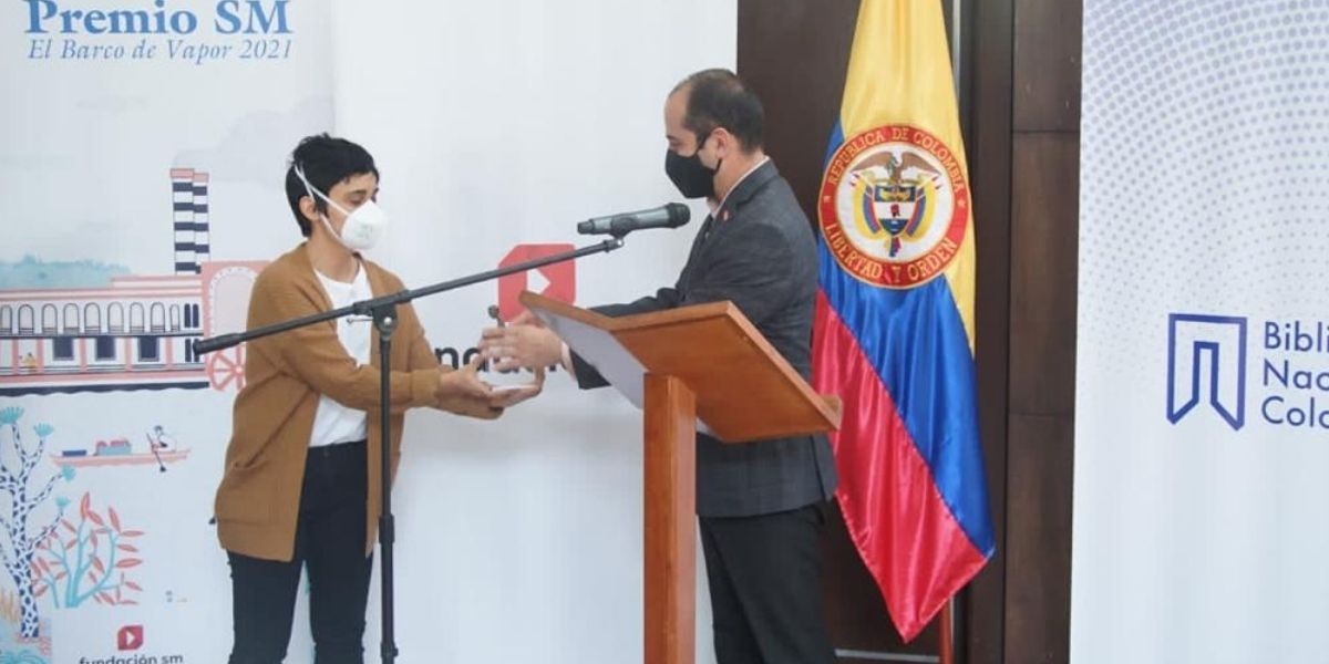 Ministerio de Cultura Natalia Jiménez recibiendo el premio