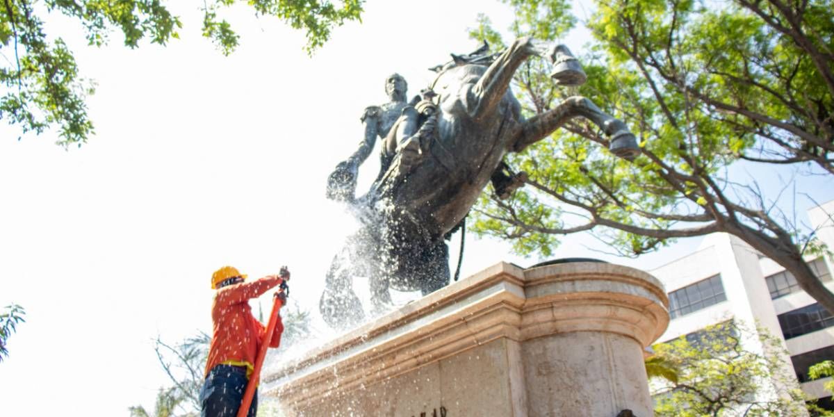 Alcaldía Limpieza al monumento de Simón Bolívar.