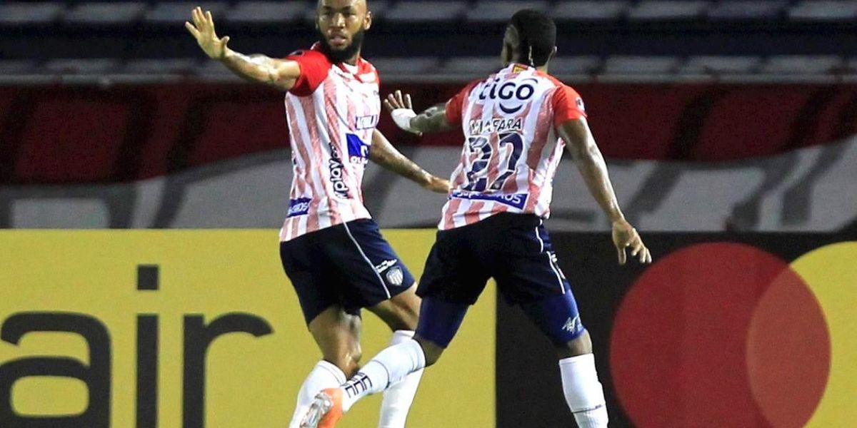 Agencia EFE Freddy Hinestroza celebrando su gol con Fabián Viáfara.