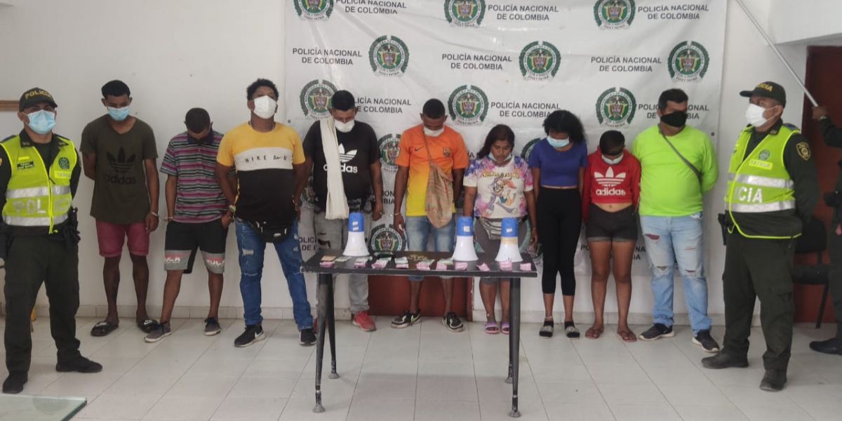 Policía Metropolitana de Santa Marta En Sitionuevo fueron sorprendidos por uniformados de la Policía Nacional.