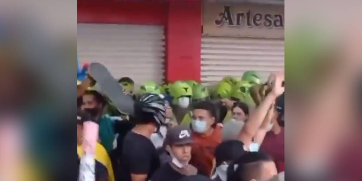 Captura de pantalla Momento en que los jóvenes protegen al grupo de policías.