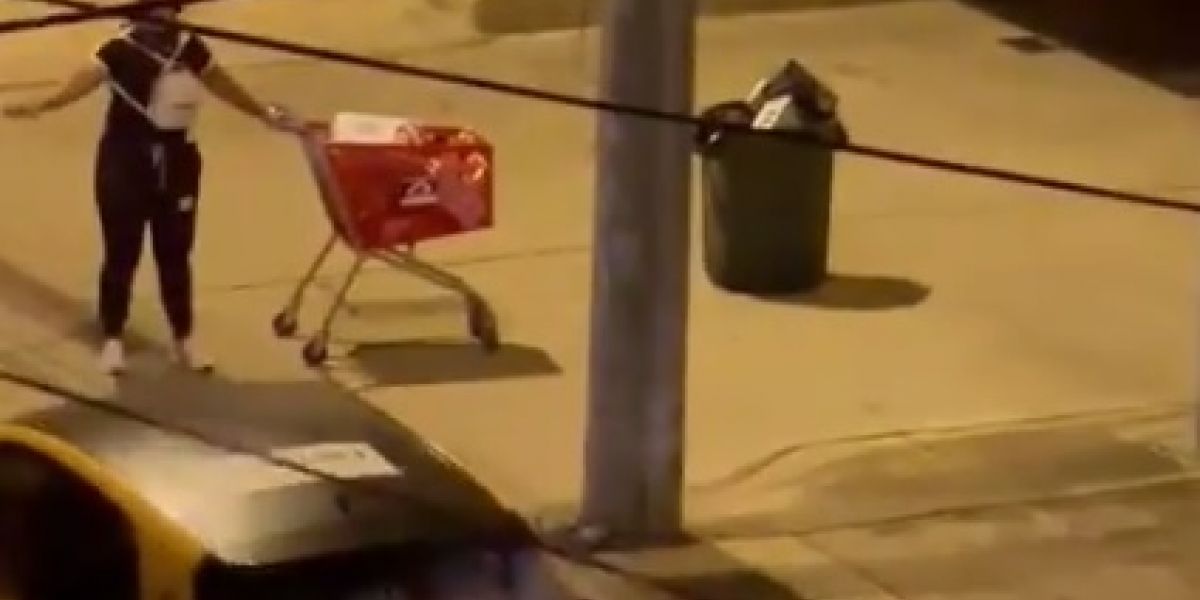 Cortesía Momento en que la mujer buscaba un taxi con la mercancía hurtada.