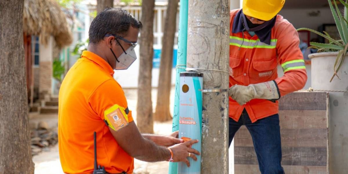 Instalación de los recolectores de colillas.