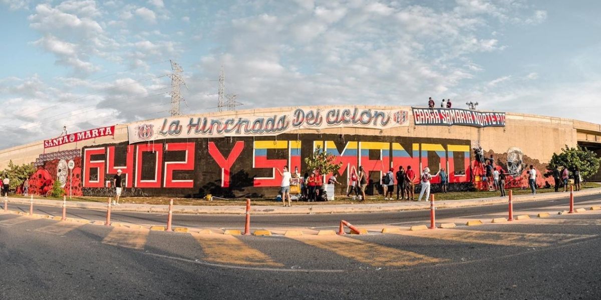 Mural pintado por hinchadas del Fútbol