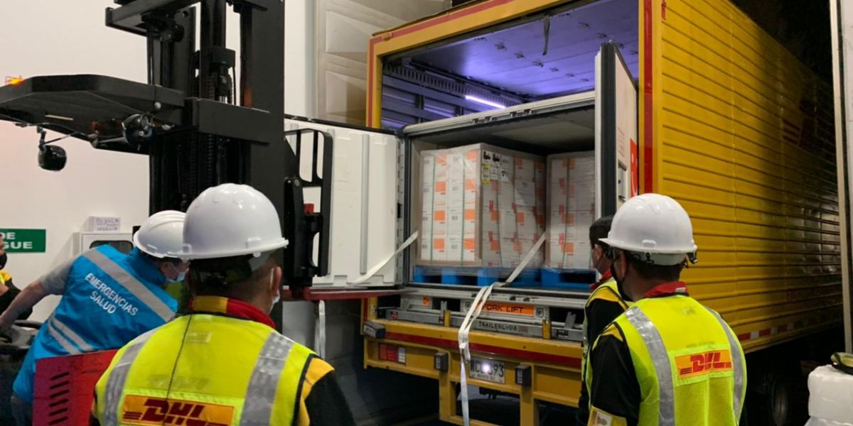 Minsalud Momento en que llegaron las 500 mil dosis a Bogotá.