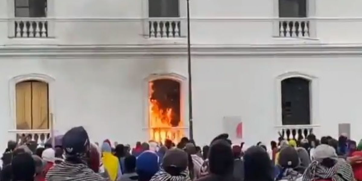 Redes sociales Momento en que prendían en llamas la Alcaldía de Popayán.