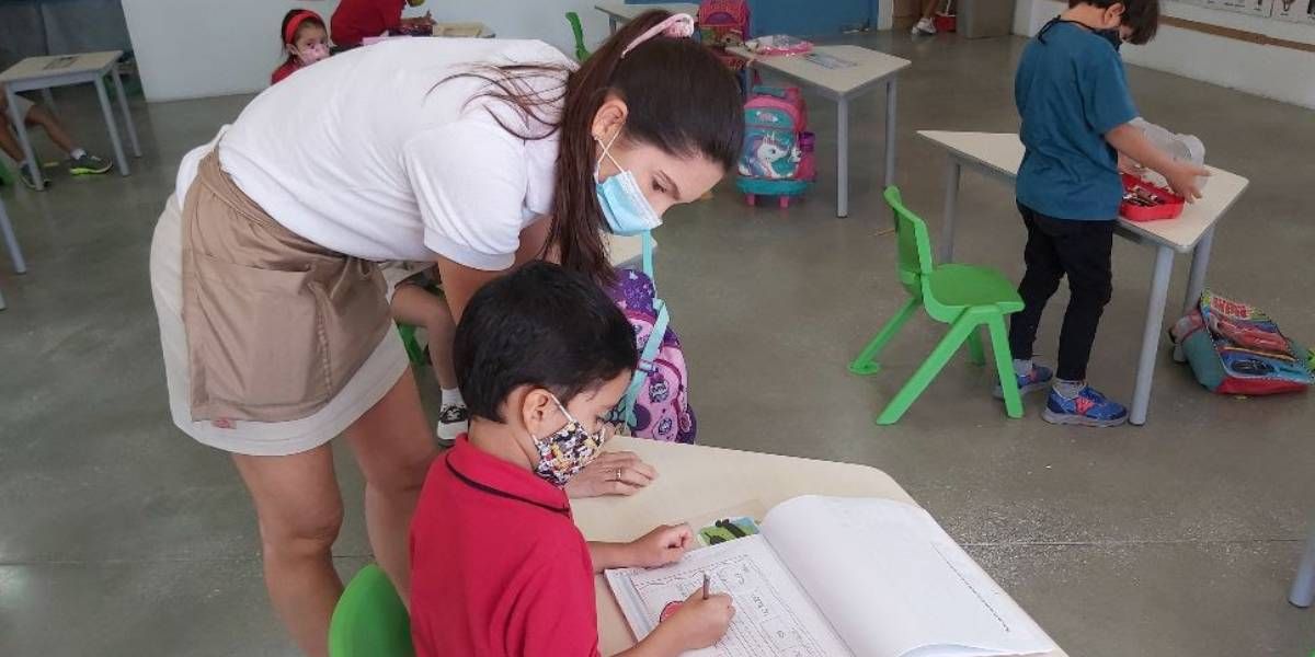 Clases en el Bureche School.