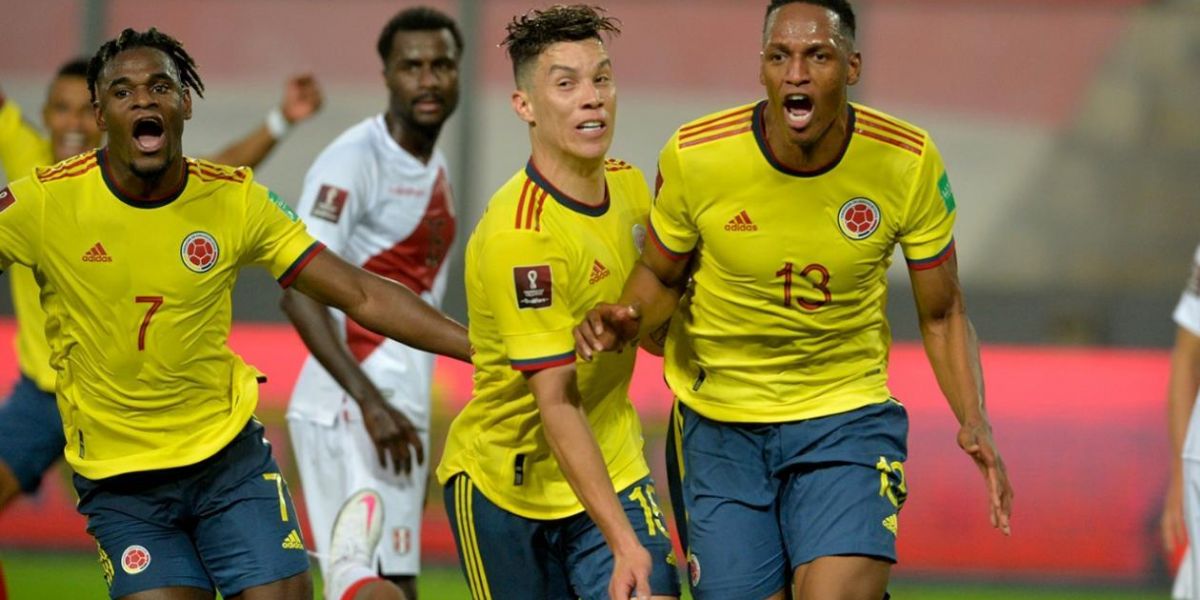 Yerri Mina celebrando el gol en el estadio Nacional de Lima.