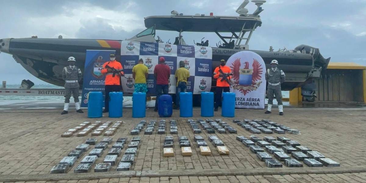 Armada Alucinógeno incautado y hombres capturados.