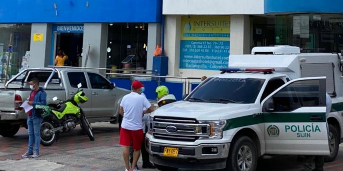 La Policía hizo presencia en el hotel donde hallaron al hombre muerto.