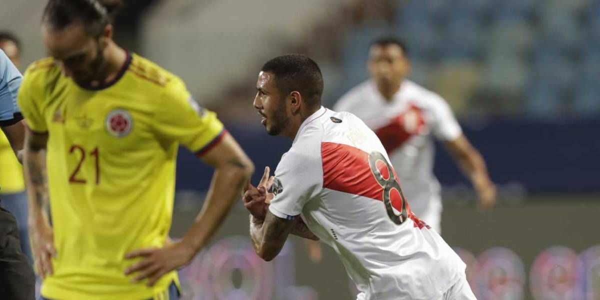 Jugador peruano celebrando el primer gol.