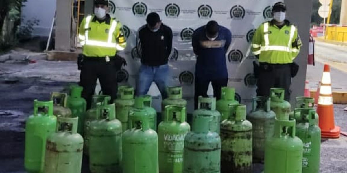 En el operativo policial recuperaron 53 cilindros de gas propano.