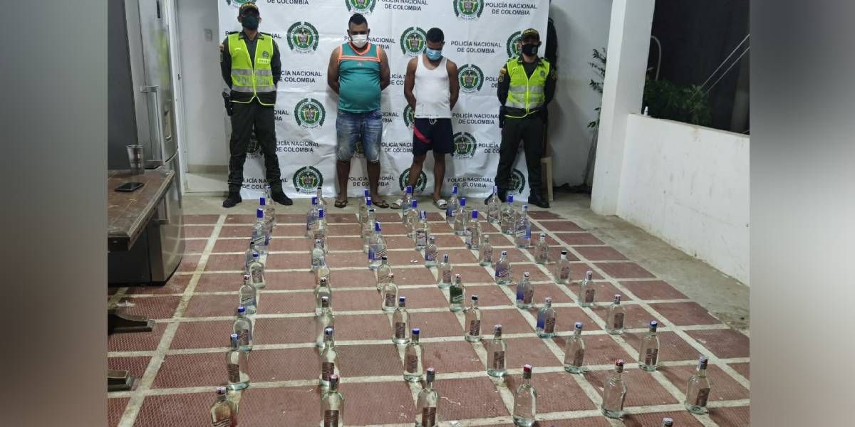 Policía Hombres sorprendidos con licor adulterado.