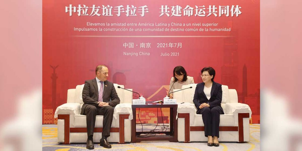 Presidencia La Embajada de Colombia en Beijing participó en la firma del acuerdo entre la capital del Atlántico y la ciudad de Nanjing, en la provincia de Jiangsu.