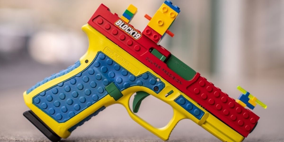 Foto: @shannonrwatts Pistola parecida a un juguete Lego