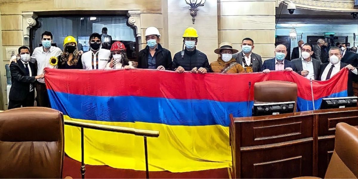Oposición con la bandera de Colombia al revés 