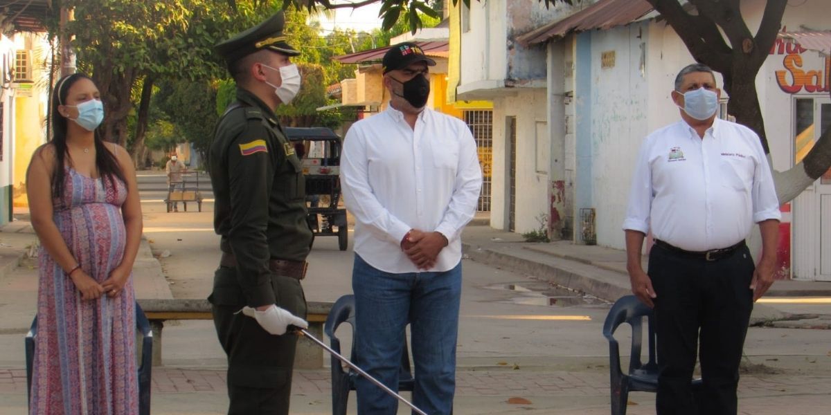 El alcalde Jorge Serrano, comandante de la estación de Policía teniente Cristian Robayo y gabinete de gobierno