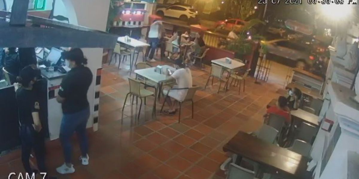 Cortesía Momento en que la familia era atracada, entre ellos el policía activo.