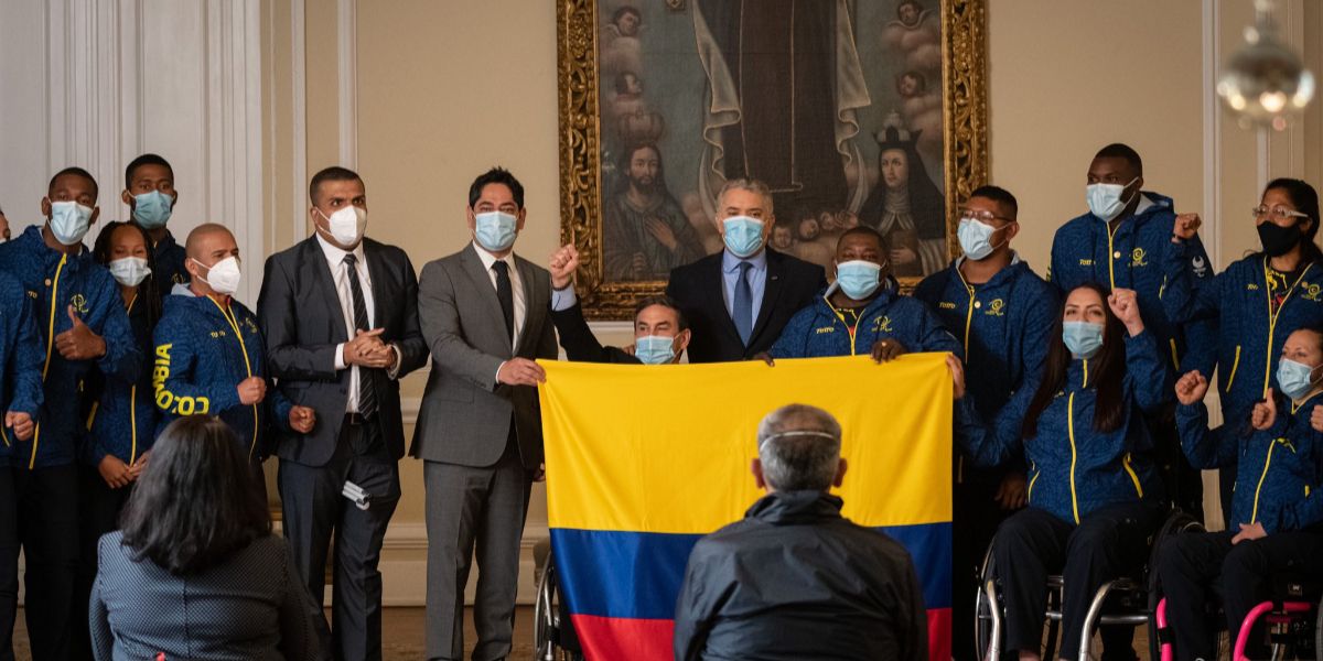 El Mandatario entregó el tricolor a la paratleta Érica Castaño y al para powerlifter Francisco ‘Palo’ Palomeque.