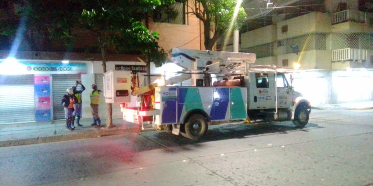 90 conexiones eléctricas ilegales de ventas ambulantes en el centro de Santa Marta.