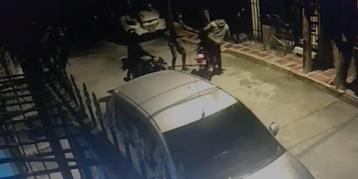 Cortesía Momento del robo de la motocicleta.