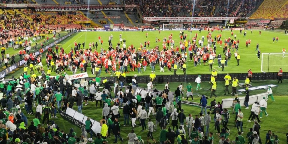 Redes sociales Los hinchas se metieron a la cancha en el estreno de las tribunas.