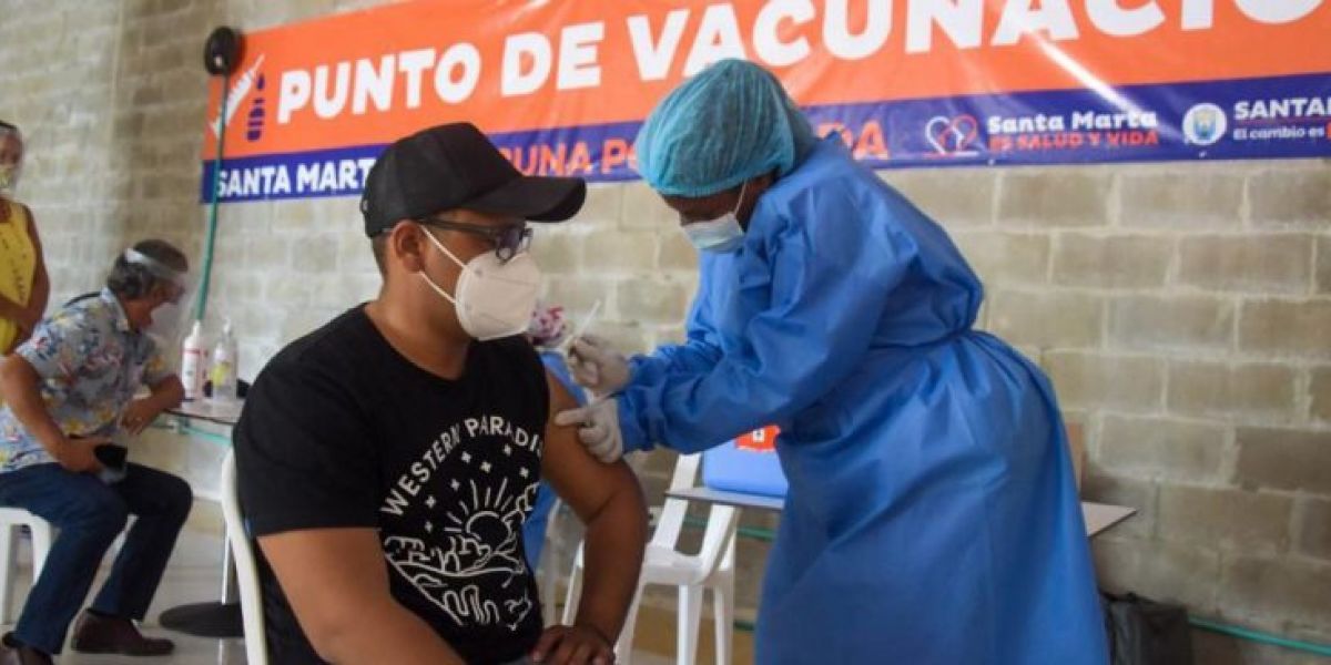 A paso lento continúa la vacunación en Santa Marta.