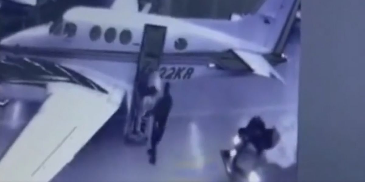 Momento en que el Policía carga la droga en la avioneta.